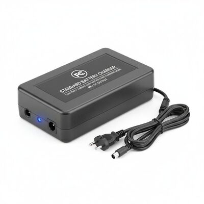 FCC-zertifiziertes Standard-Batterieladegerät mit Konstantstrom-Konstantspannungs-Lademodus und 48V5A Ausgang